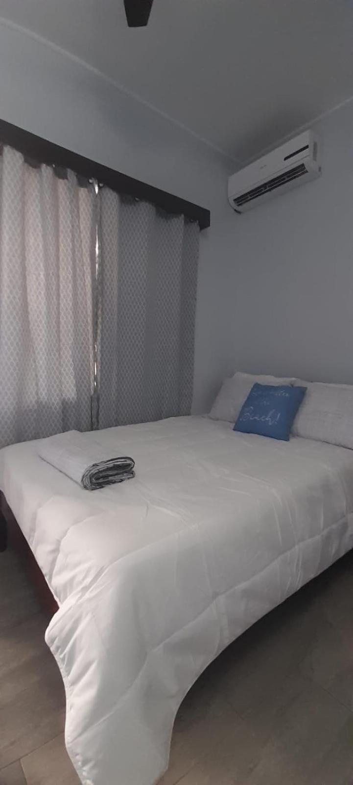Serenade Hotel Placencia Екстер'єр фото