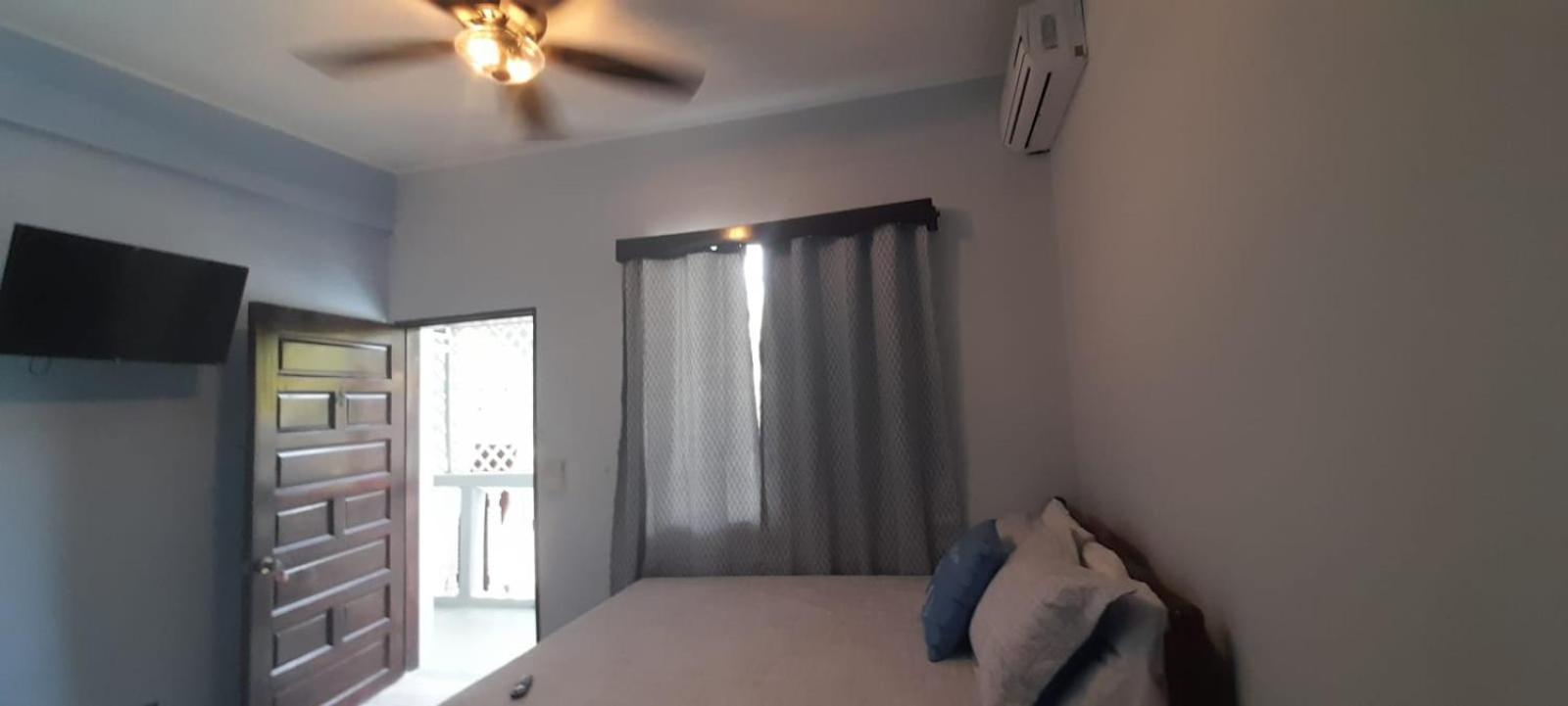 Serenade Hotel Placencia Екстер'єр фото