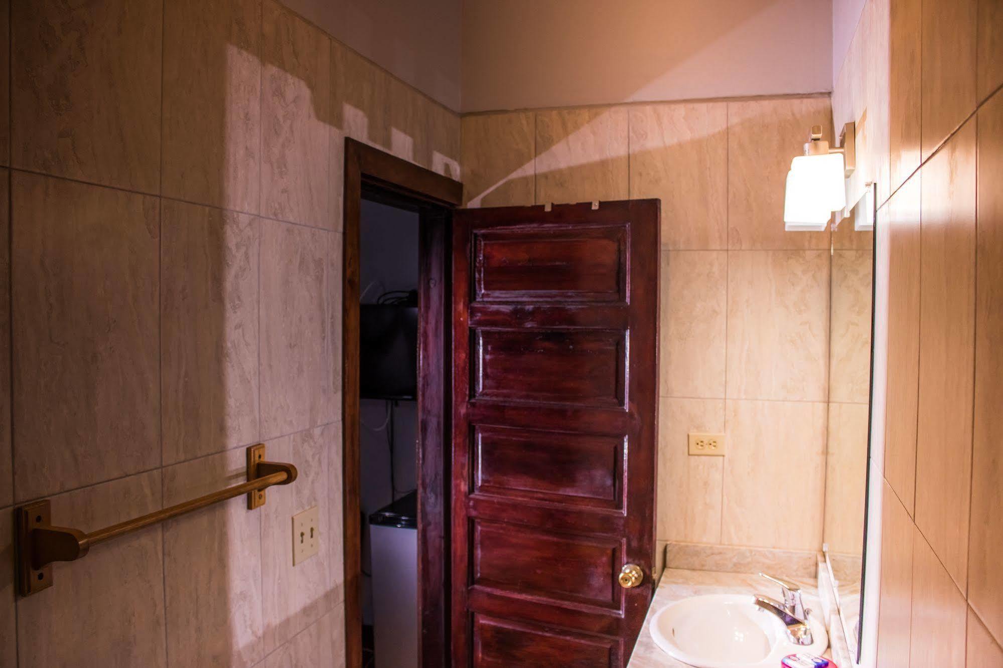 Serenade Hotel Placencia Екстер'єр фото