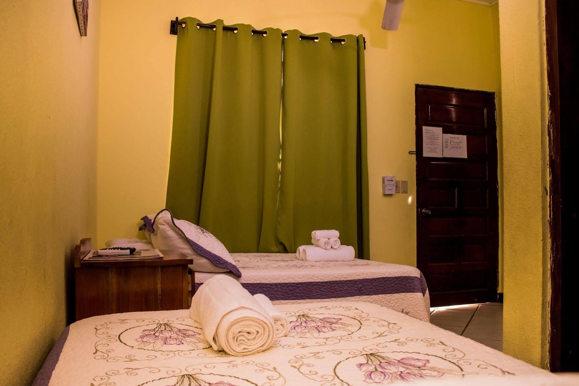 Serenade Hotel Placencia Екстер'єр фото