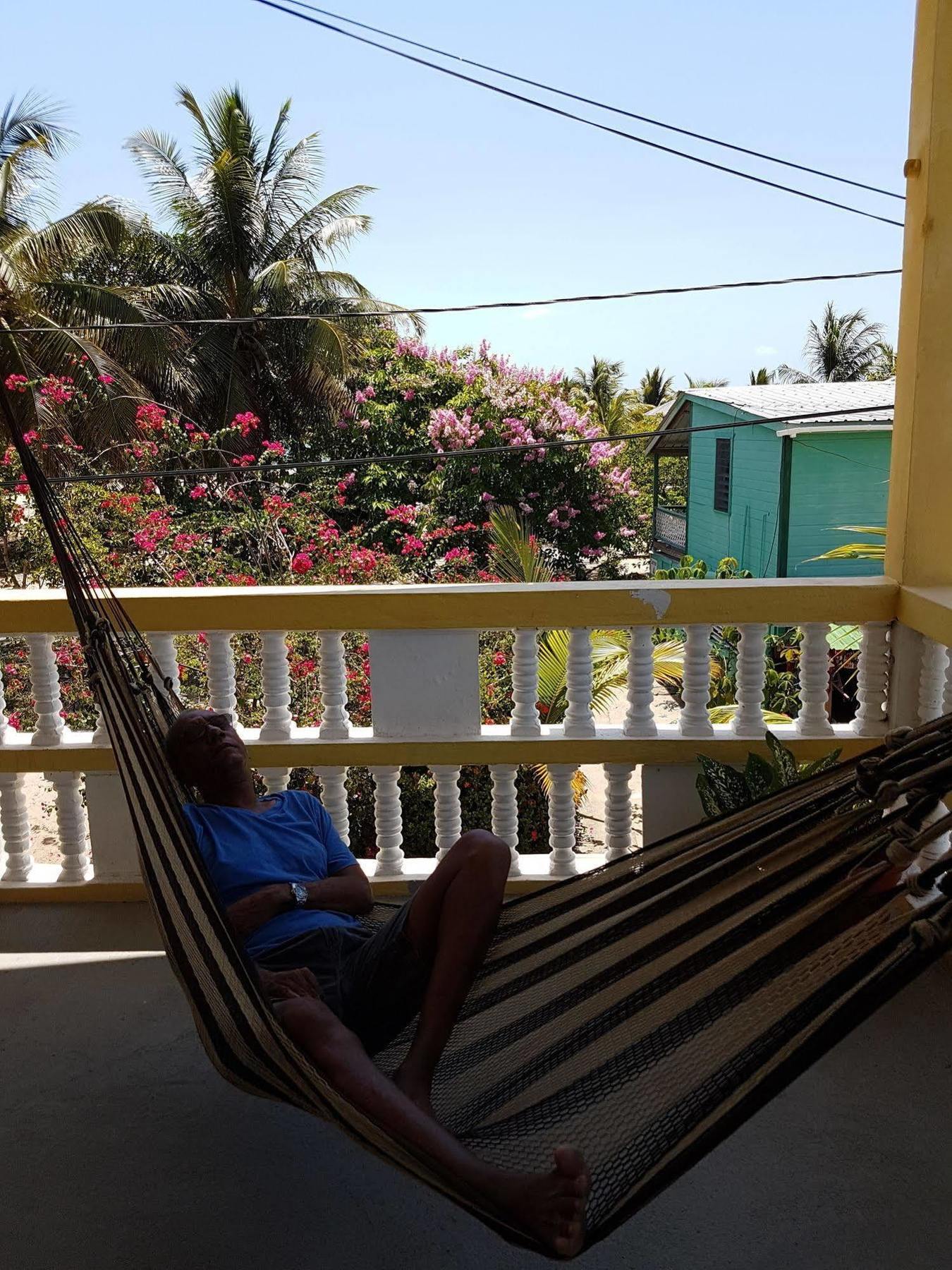 Serenade Hotel Placencia Екстер'єр фото